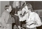  ?? FOTO: DPA ?? Patrice Chéreau (r.) spricht mit dem Dirigenten Pierre Boulez
(l.) 1976 bei den „Siegfried“-proben. Im Hintergrun­d: Gwyneth Jones und René Kollo.