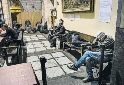  ?? ANA JIMÉNEZ / ARCHIVO ?? Personas sin techo descansan en el hospital de campaña de la iglesia de Santa Anna, en Barcelona