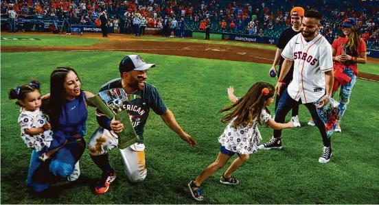  ?? Karen Warren/Staff photograph­er ?? Astros second baseman José Altuve and wife Nina Altuve take a picture with the ALCS trophy in 2021.