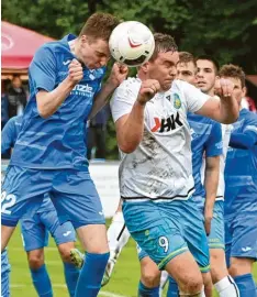  ?? Foto: Marcus Merk ?? Augen zu und durch! Noch einmal wollen sich Max Drechsler (rechts) und seine Ka‰ meraden vom Absteiger SV Cosmos Aystetten im letzten Saisonspie­l gegen den VfB Durach reinhängen.