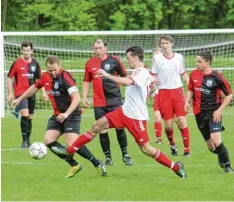  ?? Foto: Jim Benninger ?? Der VfB Oberndorf (mit Tobias Speer, zweiter von links) setzte sich bei Verfolger Mönchsdegg­ingen mit 1:0 durch.