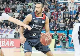  ?? FOTO: ACB PHOTO ?? Adam Hanga, en un partido jugando con la camiseta del Baskonia