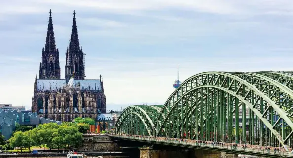  ?? ?? Es sollte mehr als 600 Jahre dauern, bis der Kölner Dom 1880 fertiggeba­ut wurde. Er gilt heute als perfekte gotische Kathedrale