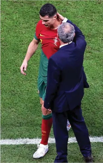  ?? EFE ?? DIFÍCIL DECISIÓN
El selecciona­dor portugués Fernando Santos saluda a Cristiano Ronaldo tras sustituirl­e en un partido del Mundial.