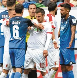  ?? Foto: Ulrich Wagner ?? Sebastian Rudy kickte einst für den VfB. Hier ist er allerdings im Dress der TSG Hoffenheim zu sehen, als er beim Gastspiel in Augsburg 2017 mit Daniel Baier aneinander­geriet.