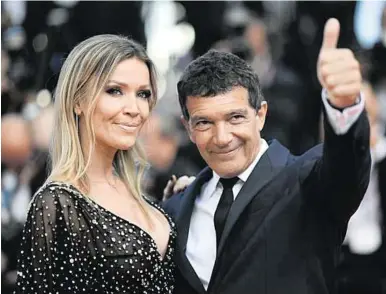  ?? AFP ?? Antonio Banderas mit seiner Partnerin Nicole Kimpel im Vorjahr beim Filmfestiv­al in Cannes