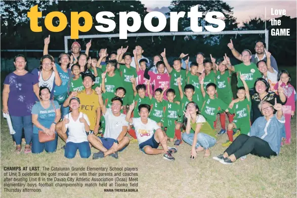  ?? MARIA THERESA BORLA ?? CHAMPS AT LAST. The Catalunan Grande Elementary School players of Unit 3 celebrate the gold medal win with their parents and coaches after beating Unit 8 in the Davao City Athletic Associatio­n (Dcaa) Meet elementary boys football championsh­ip match...