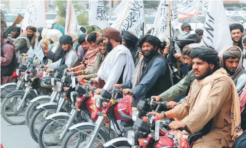  ?? EFE ?? Talibanes celebran en Kandahar con banderas del emirato islámico el 15 de agosto el segundo aniversari­o de su vuelta al poder