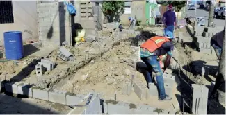  ?? RICARDO FLETE ?? Llega la ayuda para las 120 familias afectadas por la fuga de agua.