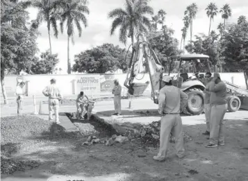  ??  ?? &gt; En Centenario y calle Segunda del fraccionam­iento Las Delicias se concluyó la reparación del socavón.