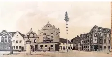  ??  ?? So sah der Korschenbr­oicher Marktplatz in früheren Zeiten einmal aus. Auch dieses Foto ist rund 100 Jahre alt.