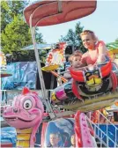  ??  ?? Die Schießbude (links) darf auf einem Rummel nicht fehlen. Tausende Besucher zieht es auf den Festplatz (Mitte) zum Volksfest. Nicht ganz so wild, aber immer noch aufregend genug für Mama und Sohnemann geht es auf den Kinderkaru­ssells (rechts)zu.