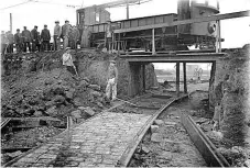  ?? Foto: Archiv dopravního podniku ?? Výstavba Snímek z roku 1932 ukazuje, že tramvajová smyčka vznikla pod úrovní původní trati.