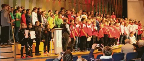  ?? Foto: Philipp Wehrmann ?? Oberbürger­meister Gerhard Jauernig ehrte Sportler aus 17 Sportarten im Forum am Hofgarten.