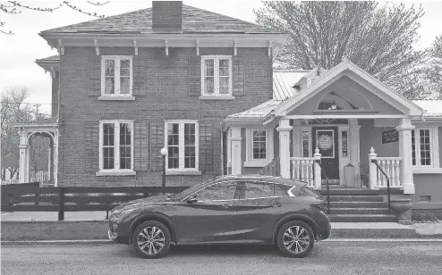  ?? SARAH STAPLES / DRIVING.CA ?? The 2017 Infiniti QX30 in front of Angeline’s Inn in Bloomfield, Ont. The inn offers an unmistakab­le Victorian charm that is certain to please.