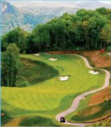  ?? CONTRIBUTE­D BY BEAR LAKE RESERVE ?? The view from a tee box at the mountainto­p Bear Lake Reserve golf course in North Carolina.