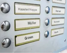  ?? Foto: Philipp Brand, dpa ?? Hier wohnen Müller, Schmidt oder Grimm: In kommunalen Wohnungen in Wien dürfen künftig keine Namen mehr neben der Klingel stehen.