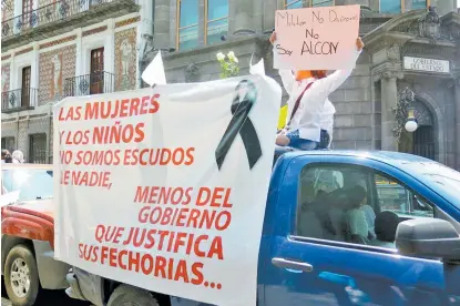  ??  ?? Pobladores de Palmarito se manifestar­on en el zócalo de la ciudad de Puebla para pedir la salida del Ejército.