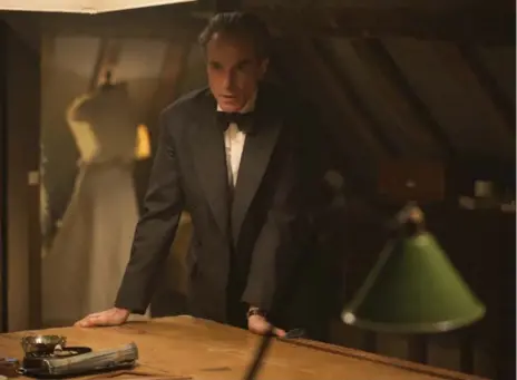  ?? LAURIE SPARHAM/FOCUS FEATURES VIA THE ASSOCIATED PRESS ?? In Phantom Thread, Daniel Day-Lewis plays Reynolds Woodcock, a 1950s London dressmaker who fashions lavish clothes for wealthy, infatuated patrons.