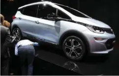  ?? ARKIVFOTO: TOR MJAALAND ?? Da Opel Ampera-e ble lansert på bilutstlli­ngen i Paris i fjor, var interessen stor. Åpenbart også for hva som skjuler seg under bilen.