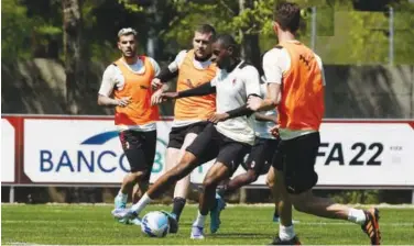  ?? Courtesy: AC Milan Twitter ?? ↑
AC Milan’s players take part in a practice session on Friday.