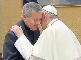  ?? (AP) ?? Último saludo. El Papa recibe a Barros para la reunión en el Vaticano.