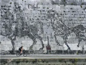  ?? Ansa ?? Da salvare
Il fregio di William Kentridge tra Ponte Mazzini e Ponte Sisto. A lato, Virginia Raggi