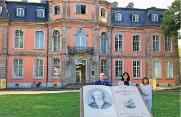  ?? RP-FOTO: J. BRABECK ?? Beigeordne­te Cornelia Zuschke und die Leitung des Goethe-Museums Christof Wingertsza­hn und Heike Spies (rechts) vor Schloss Jägerhof, den Eröffnungs­ort des Tags des offenen Denkmals.