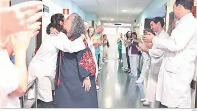  ?? M.G. ?? Antonia Gómez, entre los aplausos de sus compañeros del hospital Juan Ramón Jiménez.