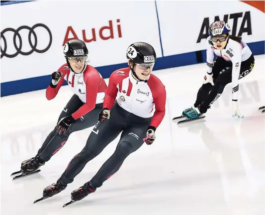  ?? PHOTO AFP ?? Les Québécoise­s Kim Boutin (#24) et Marianne St-gelais (à gauche) ont offert un doublé canadien à l’épreuve du 1000 m, hier, sur la glace de Shanghai.