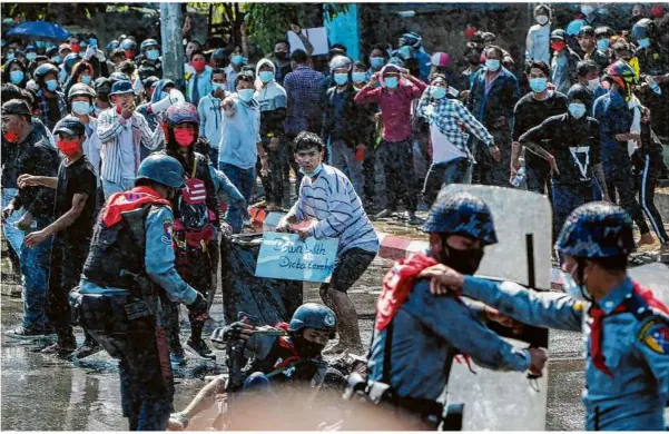  ?? Foto: Ap/dpa ?? Seit der Machtübern­ahme vor zwei Jahren sieht sich die Militärreg­ierung in Myanmar massiven Protesten gegenüber. Das Regime reagiert mit Inhaftieru­ngen und Hinrichtun­gen Opposition­eller. Unser Foto entstand im Februar 2021.