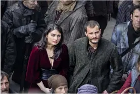  ??  ?? ALCUNE SFUMATURE DI SHERWOOD Eve Hewson con Jamie Dornan, 36 anni, che nel film interpreta Will Scarlet: lui e Lady Marian hanno una relazione durante i quattro anni di assenza di Robin Hood, che viene ritenuto morto.