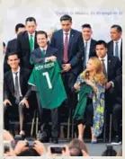  ?? AFP ?? Los aztecas sí vistieron traje entero al visitar al presidente mexicano.