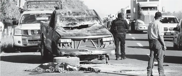  ?? EL DEBATE ?? > El cuerpo de la mujer quedó tirado en la carretera, frente a la camioneta en la que viajaba.