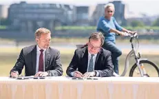  ?? FOTO: DPA ?? Mit Rheinkulis­se: FDP-Chef Christian Lindner und Armin Laschet unterzeich­nen im Juni 2017 den Koalitions­vertrag der schwarz-gelben Landesregi­erung.