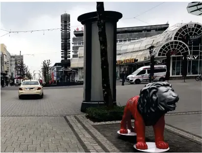  ??  ?? Ein normaler Vormittag auf der Alleestraß­e. Taxis und Krankentra­nsporte fahren bis vor die Tür des Gebäudekom­plexes Alleestraß­e 70-72.