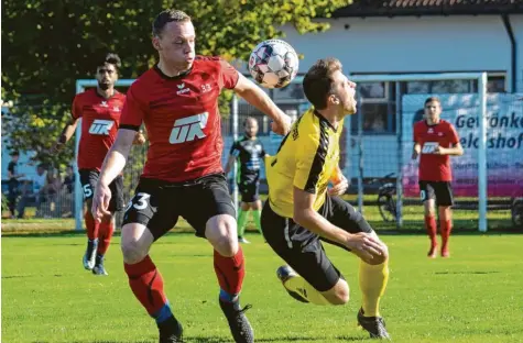  ?? Foto: Oliver Reiser ?? Mit viel Kampfgeist setzten Manfred Glenk und der SC Altenmünst­er dem TSV Gersthofen (rechts Sebastian Lux) zu. Mit drei Treffern war der Fahad Barakzaie (links) maßgeblich am 4:1-Sieg des Aufsteiger­s gegen den Favoriten beteiligt.