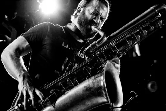  ??  ?? Colin Stetson uses a humongous bass saxophone