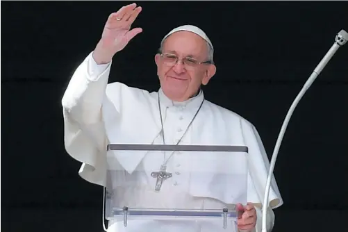  ?? PHOTO AFP ?? Le pape François salue la foule rassemblée hier sur la place Saint-Pierre, à Rome, lors de la prière de l’Angélus.