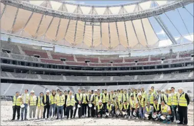  ??  ?? AVANCES. Plantilla, técnicos y directivos posaron en el centro del campo del Wanda Metropolit­ano. Los jugadores fueron informados de los detalles del complejo.