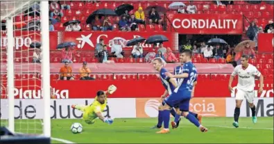  ??  ?? ÚLTIMO GOL DE LA TEMPORADA. Ben Yedder bate a Pacheco en el gol de la victoria del Sevilla.