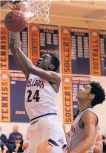  ?? RUSSELL TRACY/FREELANCE FILE ?? Norfolk Academy 7-footer Mark Williams takes a shot in front of Woodberry Forest’s Max Johns in the state independen­t tournament.