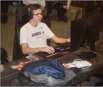  ?? MATTHEW FAHR — MEDIANEWS GROUP ?? Bloomfield Hills gamer Gabriel Cali shows his game face for Head Coach Aaron Strager, standing behind him, at Saturday’s eSports championsh­ip at Oakland University.