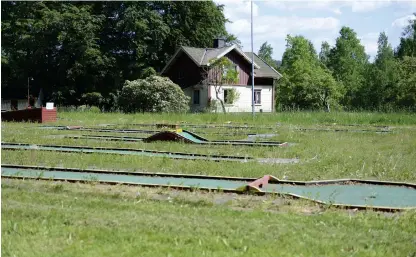  ?? Bild: PASI HAKOPURO ?? VAD SKA HÄNDA? Sjöfartsve­rket vill riva flera små byggnader längs älven, inklusive huset som minigolfkl­ubben använder.