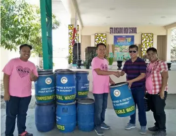  ??  ?? BRIGADA ESKWELA 2018. The University of the Assumption (UA) has recently donated trash bins to Sto. Rosario High School as part of its advocacy on the protection of the environmen­t and in support of the Brigada Eskwela. Photo shows SRHS principal Mr...