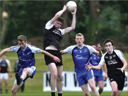  ??  ?? Niall Murphy wins possession for Tubbercurr­y. Pic: Tom Callanan.