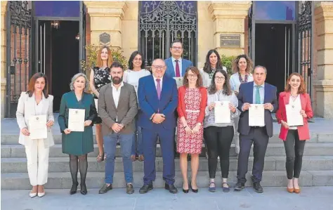  ?? // ABC ?? El rector con los docentes distinguid­os, ayer por la mañana