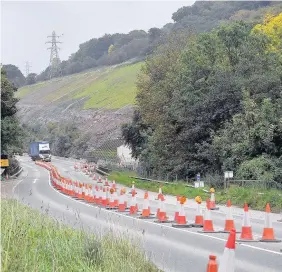  ?? Rob Browne ?? > Roadworks underway on the Heads of the Valley road near Gilwern