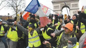  ?? ERIC FEFERBERG AGENCE FRANCE-PRESSE ?? Des manifestan­ts ont fait entendre leur colère samedi à Paris, notamment sur l’avenue des Champs-Élysées.