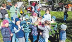  ?? FOTO: VEREIN ?? Von Hand pressten die Kinder die Äpfel und genossen den Saft. Bei der Aktion lernten sie den Weg vom ursprüngli­chen Lebensmitt­el bis zum fertigen Produkt kennen.